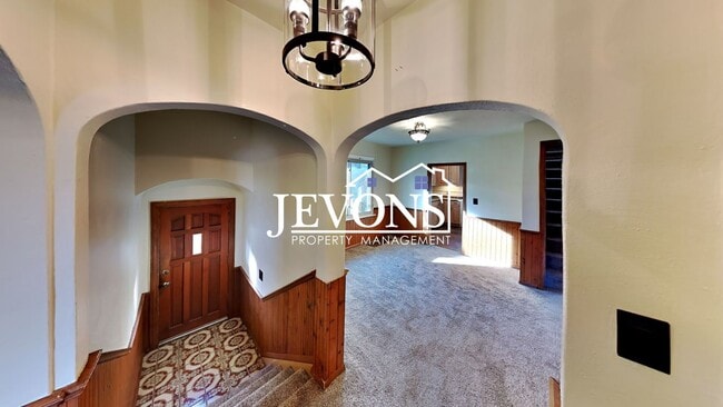 Building Photo - $895 Rent Credit - Charming 3-bedroom home with washer and dryer, an equipped kitchen, and nearby...