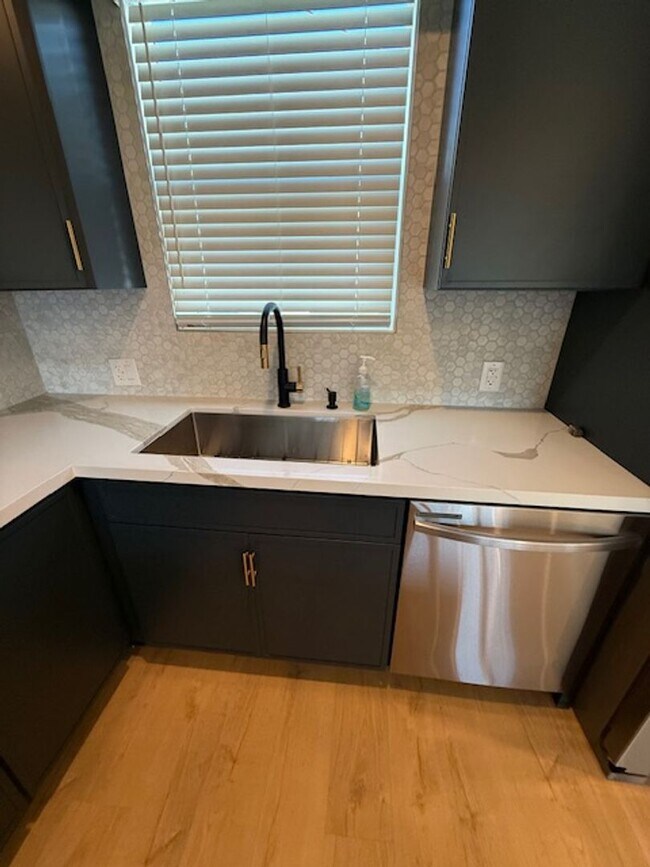 Building Photo - CHARMING REMODELED 3 BEDROOM / 2 BATH HOME