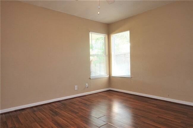 Building Photo - 114 Acacia Arch St