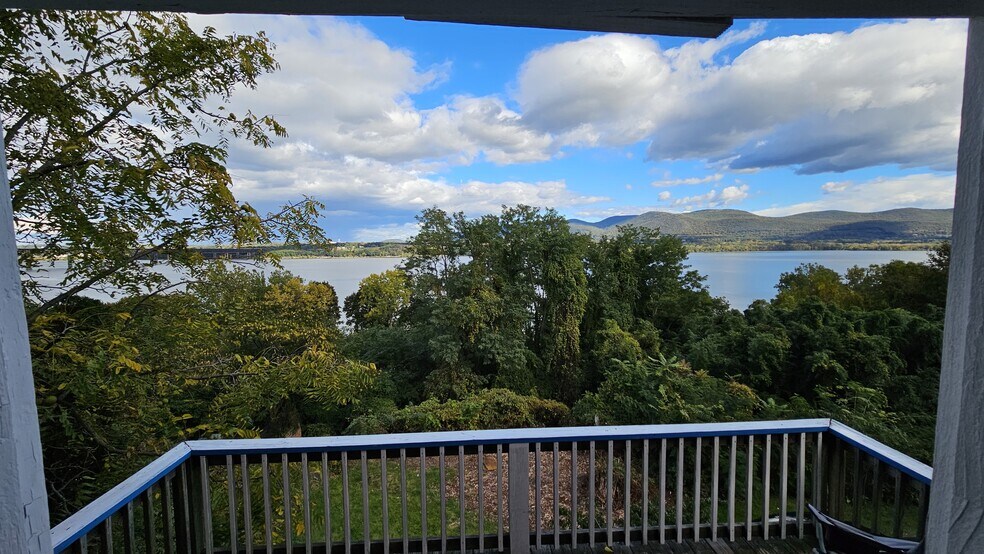 River view from balcony rail - 176 Montgomery St