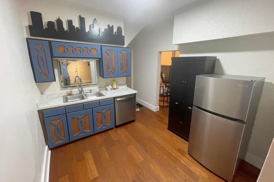 Kitchen with Extra Fridge - 1449 E Long St