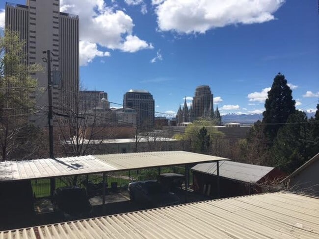 Building Photo - Amazing Room Downtown Renovated/Fireplace/Balcony/View