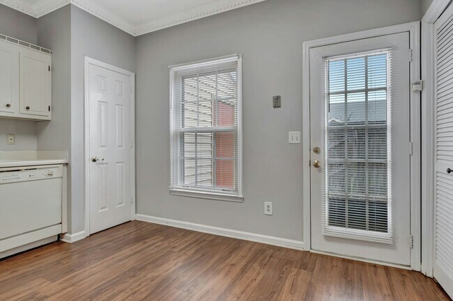 Building Photo - 321 Lakebrink Dr