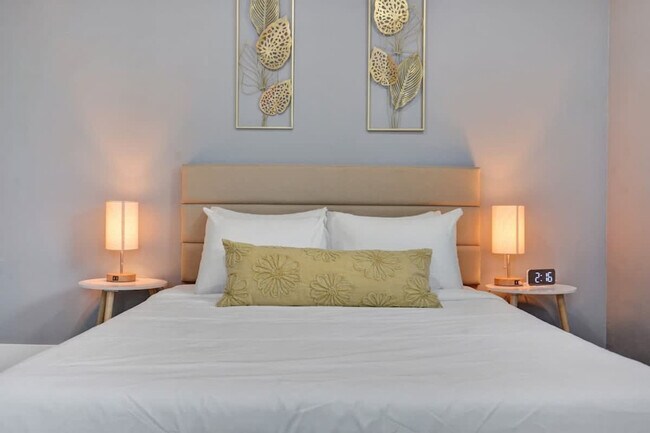 Building Photo - 906 N Riverside Dr