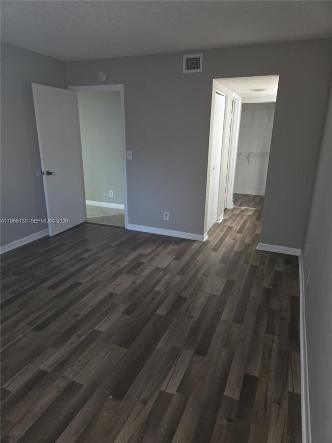 Building Photo - 9755 Westview Dr