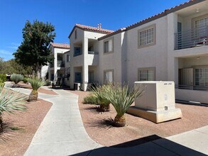 Building Photo - 2 Bedroom Condo!