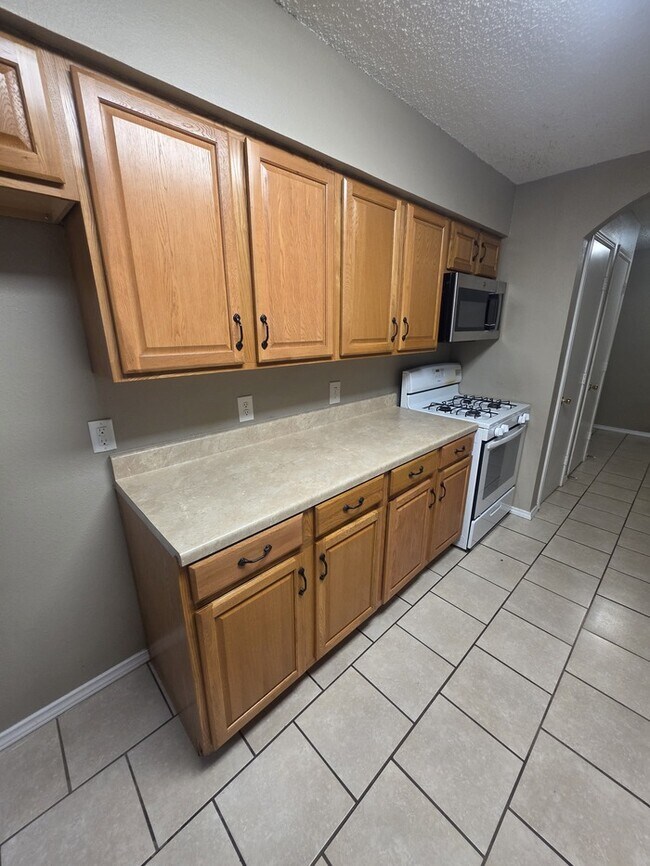 Building Photo - 4 bed 2 bath home