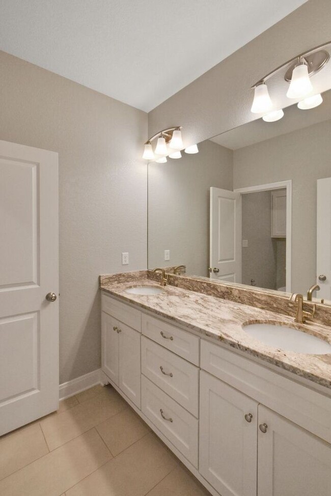 Building Photo - Stunning 4 Bed 2 Bath!