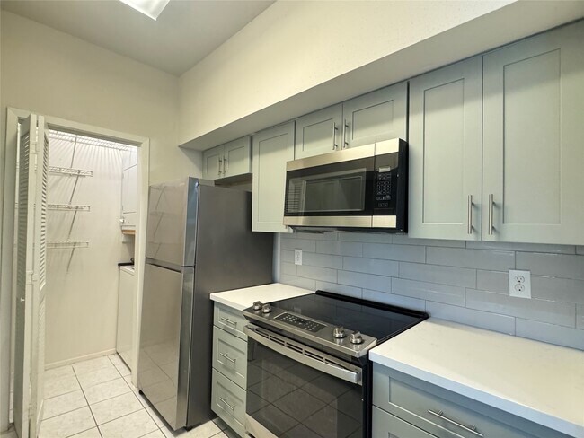 Building Photo - 6602 Harbor Town Dr