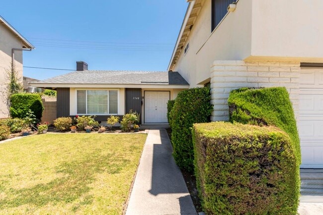 Building Photo - **Remodeled** spacious 5 bedroom home!!!