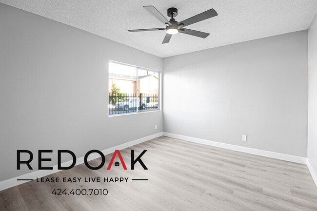 Building Photo - 15405 Vanowen St