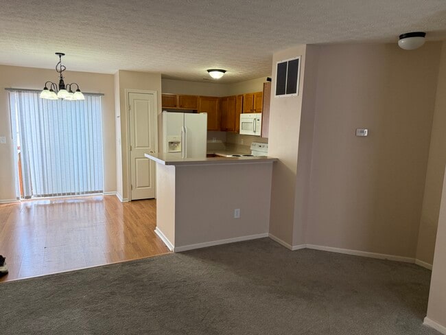 Building Photo - 1006 Hartford Village Blvd