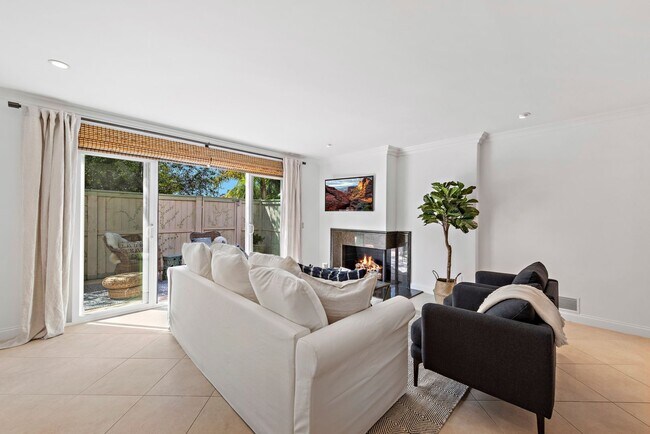 Building Photo - Newport Beach Townhome