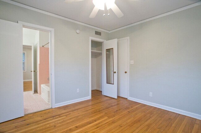 Building Photo - Quaint Downstairs 2 Bedroom