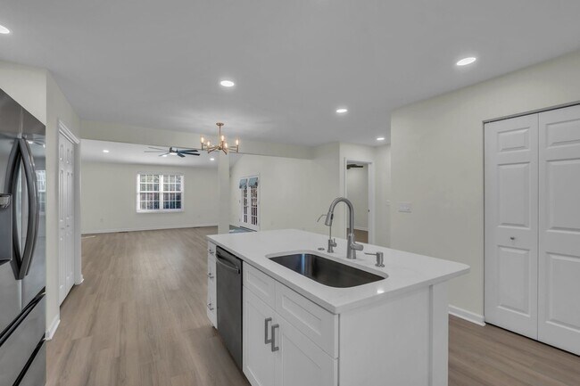 Building Photo - 129 Vintage Cir