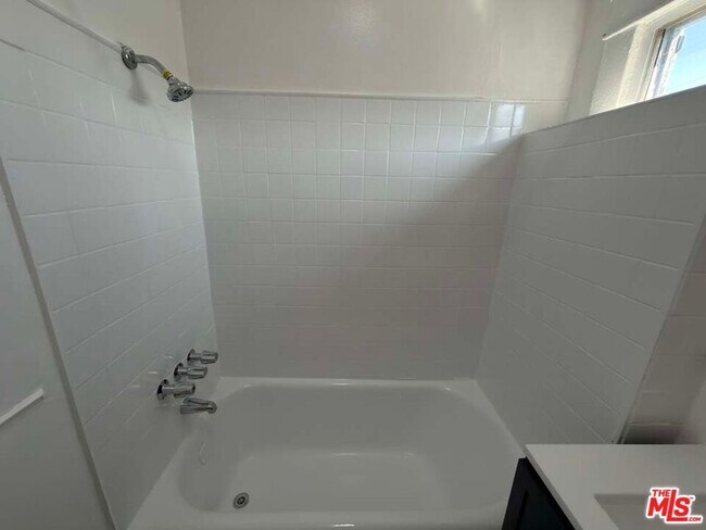 Building Photo - 1298 Queen Anne Pl