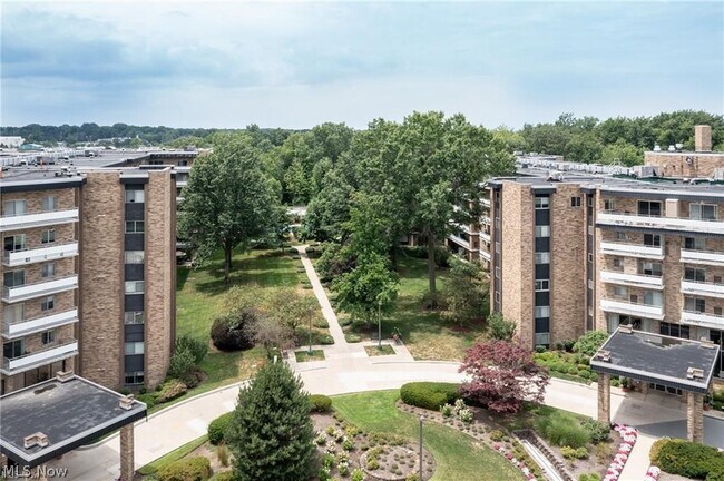 Building Photo - 2112 Acacia Park Dr