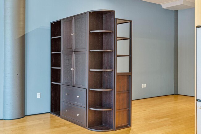 Building Photo - Stylish, south-facing 1-bdrm/1-bath loft in the Pearl—Deeded parking & storage