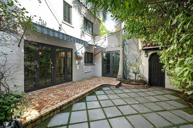 Building Photo - 447 Giralda Ave