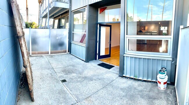 Private 250sq/ft patio - 615 Hampton Dr