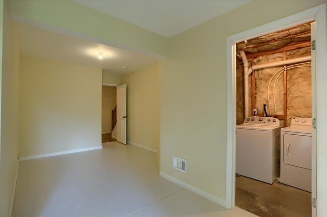 Building Photo - 35 Brook Side Dr