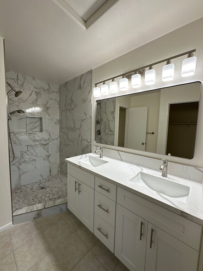 Building Photo - 10948 Ivy Hill Dr