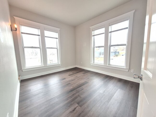 Building Photo - 1 Bedroom Available January!