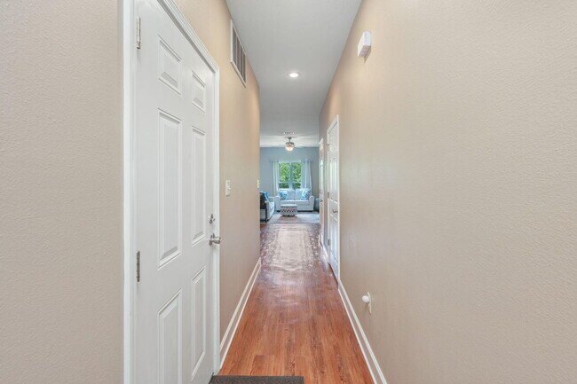 Building Photo - 406 Arbor Lake Dr