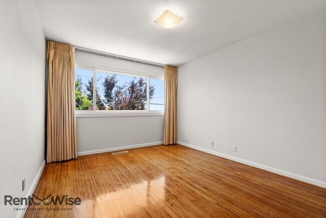 Building Photo - 1120 Oakwood Dr