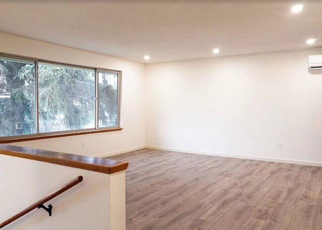 Building Photo - Large 4 Bed, 2 Bath House Available For Rent*