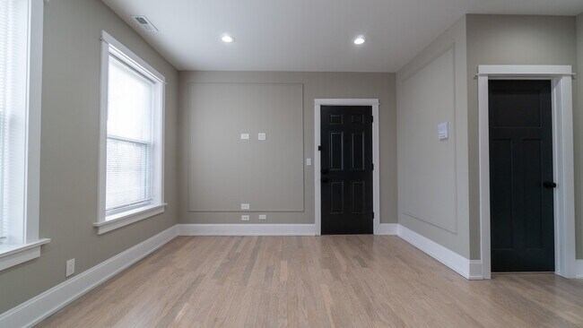 Building Photo - 1706 W Balmoral Ave