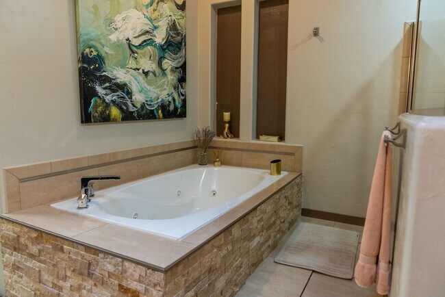 Building Photo - Stunning 4 bedroom, 2,5 bath home in West ...