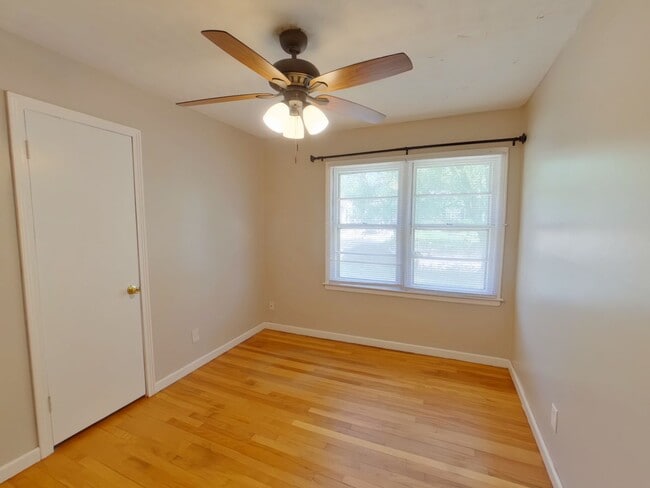 Building Photo - 1027 N Old Manor Rd