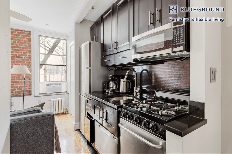 Building Photo - 221 Mott St