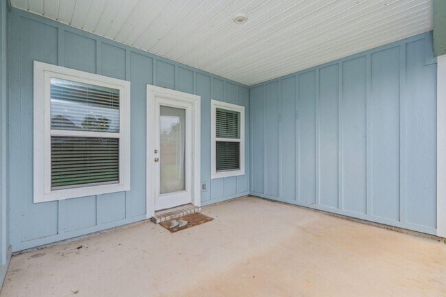 Building Photo - 3 Bedroom plus office/flex space in Crestv...