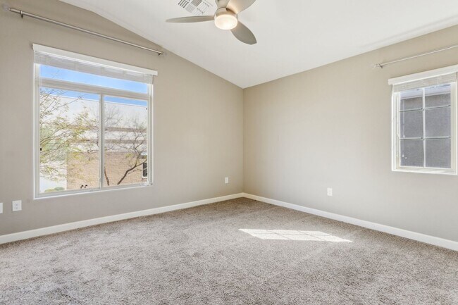 Building Photo - Gorgeous Condo