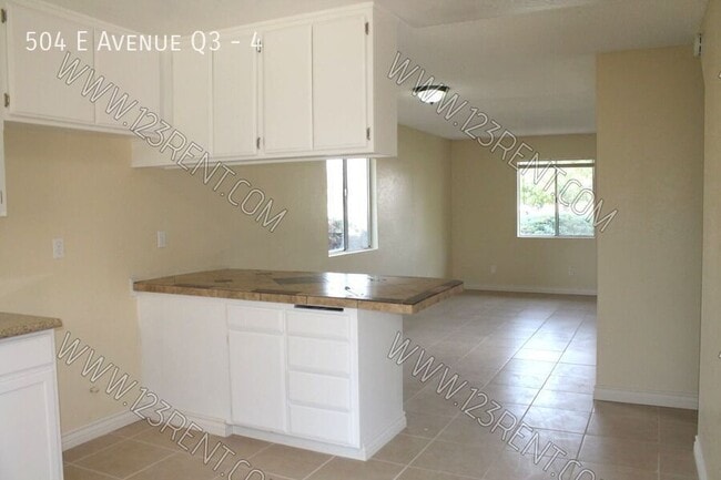 Building Photo - 504 E Ave Q3