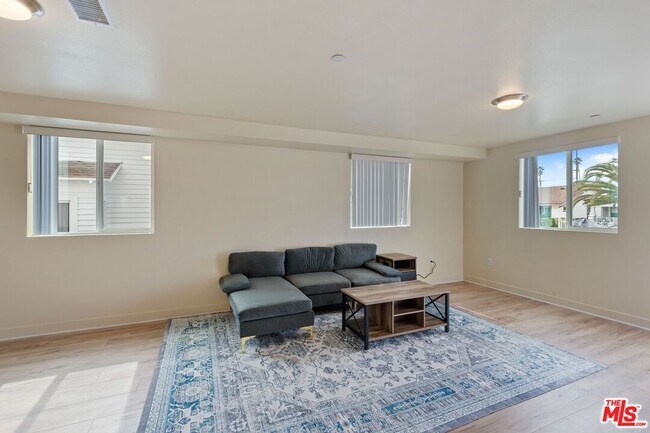 Building Photo - 5912 S Flower St