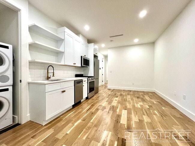 Building Photo - Brand New 3 Bed 3 Bath in Bed Stuy Brownst...