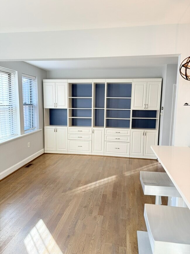 Building Photo - 661 Morris Pl NE