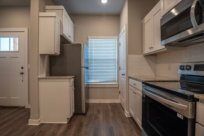 Building Photo - 2 bedroom 2.5 bath Home In Fayetteville!