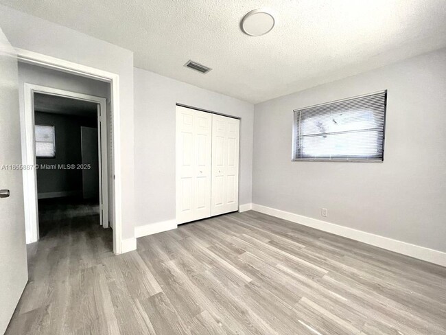 Building Photo - 427 N 24th Ave