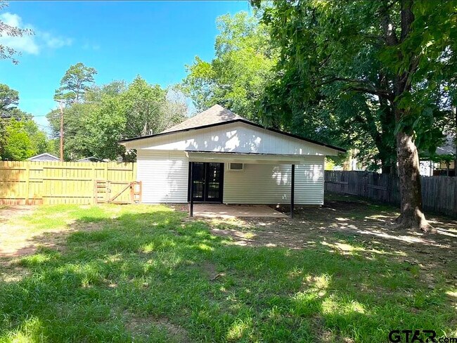 Building Photo - 910 N Newsom St