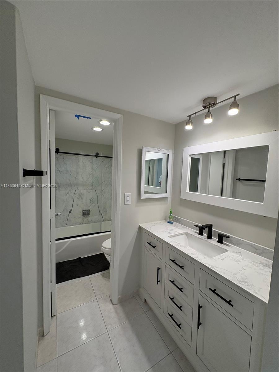 Building Photo - 1069 Hillsboro Mile