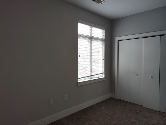 Building Photo - Modern Condo located  in South Main Square! 50% discount on first full months rent for qualified ...