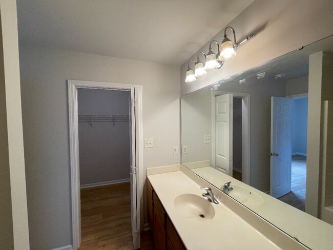 Building Photo - 2469 Redmayne Ln