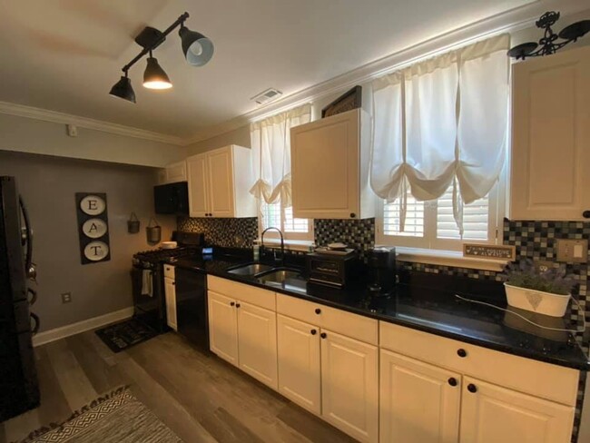 Building Photo - Lovely 3 Bedroom Townhouse in Southwest Wa...