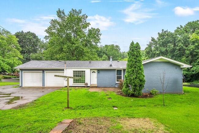 Building Photo - Beautiful Pet Friendly 3 bedroom home for ...
