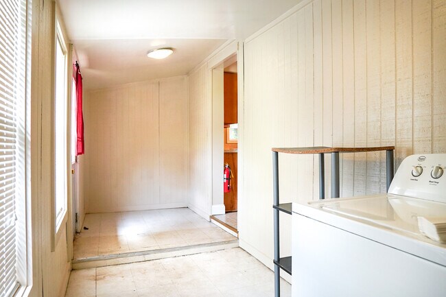 Building Photo - 124 Crain Ave