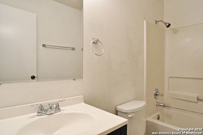 Building Photo - 4 Bed 2 Bath home in Hunters Chase Subdivision